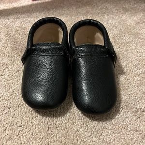 Monkey feet moccasin size 18-24M black